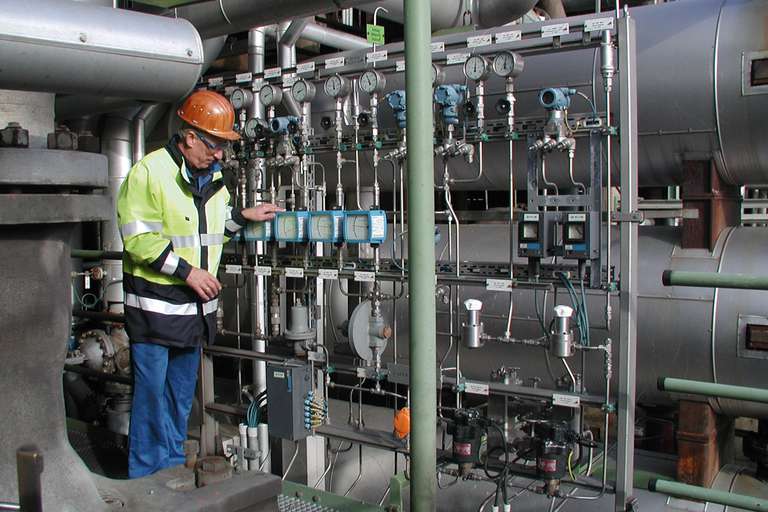 Turbo compressor equipped with dry gas seals and seal management system