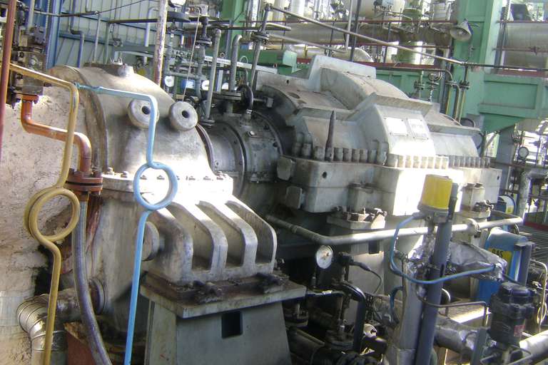 Delayed coker unit equipped with tandem gas seals